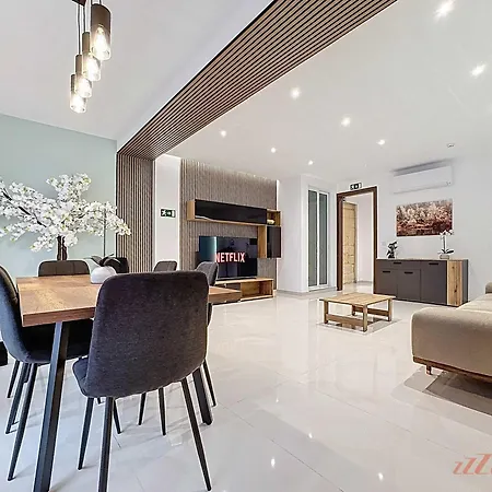 Rooftop 3br With Plunge Pool & Bbq Near Airport *