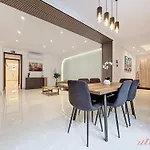 Rooftop 3br With Plunge Pool & Bbq Near Airport 펜션 *