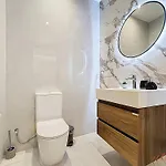 Dom wakacyjny Rooftop 3br With Plunge Pool & Bbq Near Airport