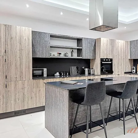 Rooftop Oasis With Plunge Pool & Bbq Holiday home