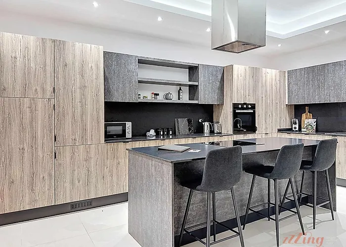 Rooftop Oasis With Plunge Pool & Bbq Holiday home